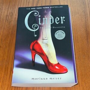 Cinder the lunar chronicles, soft cover novel by MARISSA MEYER